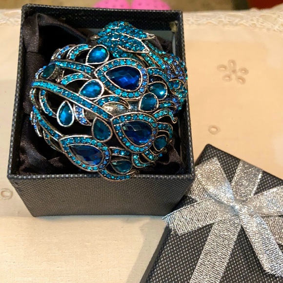 PEACOCK Bracelet 3”width. Fits 6-8” wrist. Expandable with spring closure. Stone - Picture 3 of 8